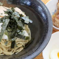 那覇「ゆうなみ 坂下店」の夏季限定・とろろ冷やしそば＋味玉＋軟骨ソーキ