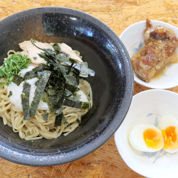 夏季限定・とろろ冷やしそば（900円）＋味玉（150円）＋軟骨ソーキ（170円）