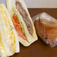 沖縄のローカルなパン屋「かめしま」でサンドイッチとオレンジデニッシュ
