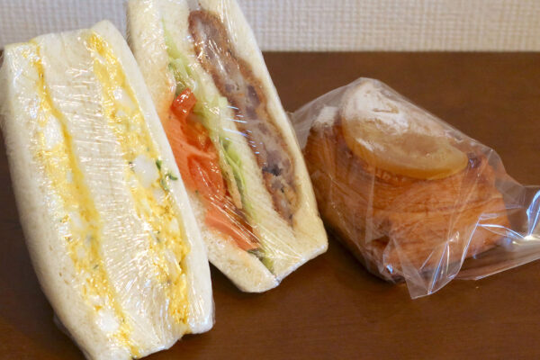 沖縄のローカルなパン屋「かめしま」でサンドイッチとオレンジデニッシュ