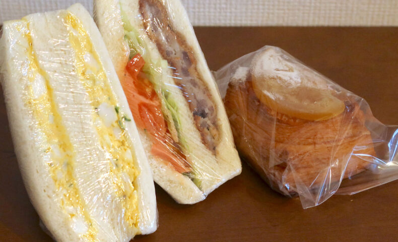 沖縄のローカルなパン屋「かめしま」でサンドイッチとオレンジデニッシュ