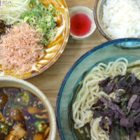 ぎのわんゆいマルシェ「沖縄そばパパイヤとスブイ」の限定沖縄そば・昆布水つけそばが健康的にうまい