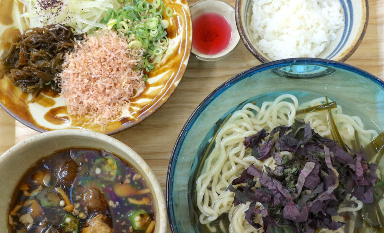 ぎのわんゆいマルシェ「沖縄そばパパイヤとスブイ」の限定沖縄そば・昆布水つけそばが健康的にうまい