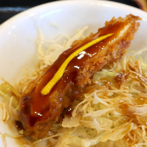 チキンカツ単体でも楽しみます。