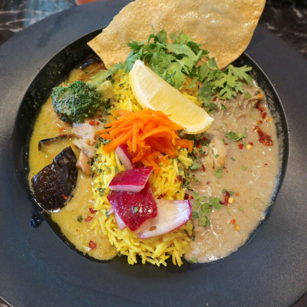 ２種盛り（1,400円）＋チキングリーンカレー（200円）＋パクチー（50円）