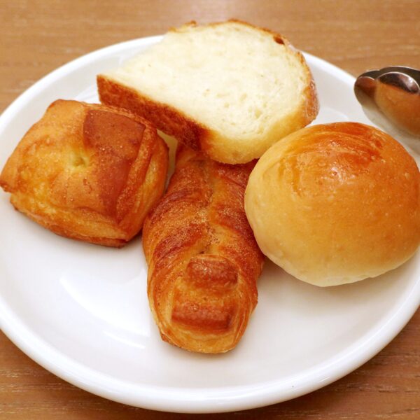 まずはパン