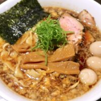 那覇のマイベスト醤油ラーメン更新！ 那覇「麺狂浪人 卍」で芳醇背脂煮干醤油＋太手揉み麺トッピング