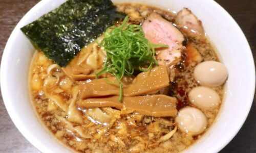 那覇のマイベスト醤油ラーメン更新！ 那覇「麺狂浪人 卍」で芳醇背脂煮干醤油＋太手揉み麺トッピング