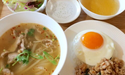 浦添にオープンした「SRITHONG khao man gai」（シートンカオマンガイ）でガパオとヌードルのハーフ＆ハーフランチ