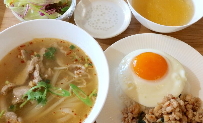 浦添にオープンした「SRITHONG khao man gai」（シートンカオマンガイ）でガパオとヌードルのハーフ＆ハーフランチ
