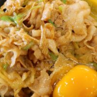 沖繩ライカム「伝説のすた丼屋」で青春の味・すた丼！ って、マイルドなのはフードコートだから？