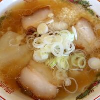 県庁前「トルネコパーパ」の兎琉猫 肉中華そばにニンニク＆全卵トッピングでスタ丼的ラーメン