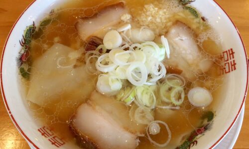 県庁前「トルネコパーパ」の兎琉猫 肉中華そばにニンニク＆全卵トッピングでスタ丼的ラーメン