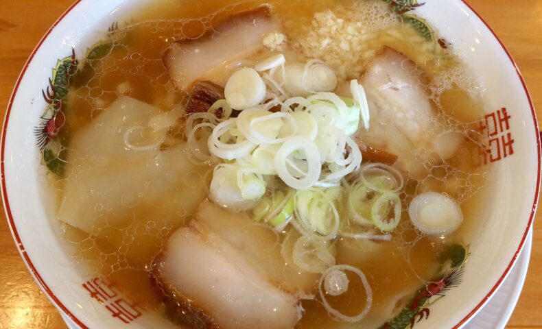 県庁前「トルネコパーパ」の兎琉猫 肉中華そばにニンニク＆全卵トッピングでスタ丼的ラーメン