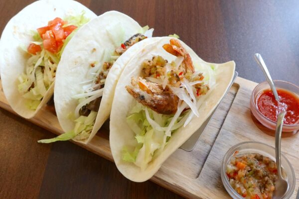 浦添「ハクソー・リッジ タコス」でマッシュルームのタコス＆エビのタコス