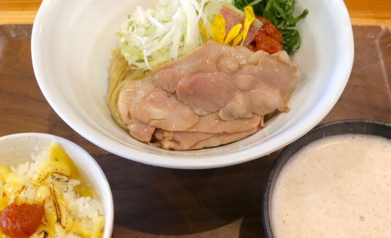 那覇「海老そば 益々」でおまけのチーズライスもうまい 貝出汁梅しそつけ麺