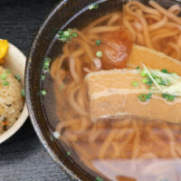 沖縄そばのメニュー数No.1 !? 西原「ちょーでーぐぁ」で梅を練り込んだウメ生麺すば＋じゅーしぃ