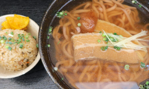 沖縄そばのメニュー数No.1 !? 西原「ちょーでーぐぁ」で梅を練り込んだウメ生麺すば＋じゅーしぃ