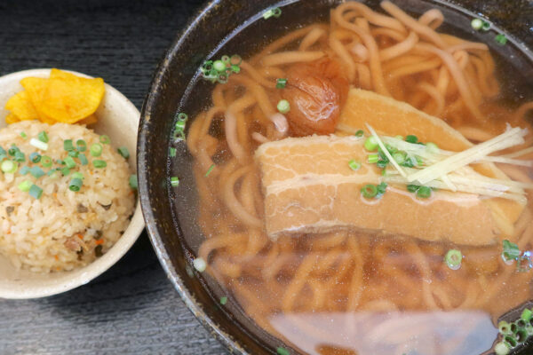 沖縄そばのメニュー数No.1 !? 西原「ちょーでーぐぁ」で梅を練り込んだウメ生麺すば＋じゅーしぃ