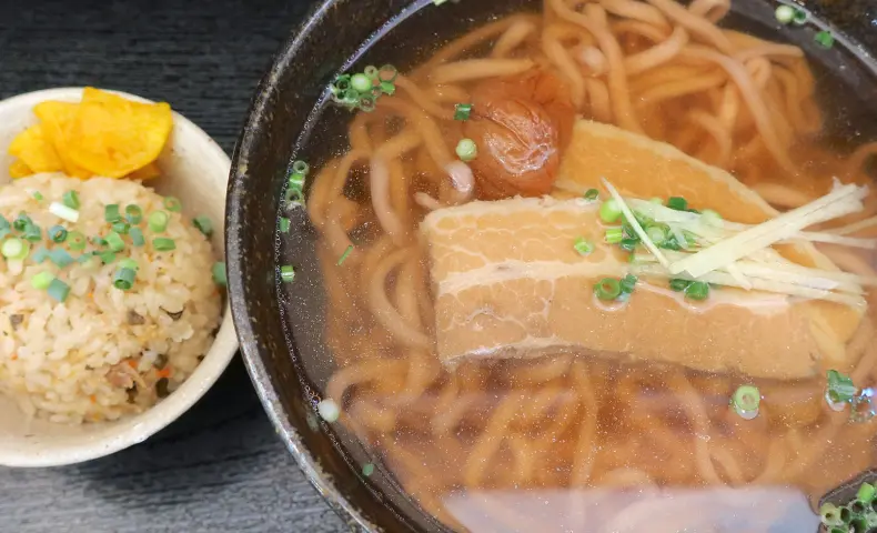 沖縄そばのメニュー数No.1 !? 西原「ちょーでーぐぁ」で梅を練り込んだウメ生麺すば＋じゅーしぃ