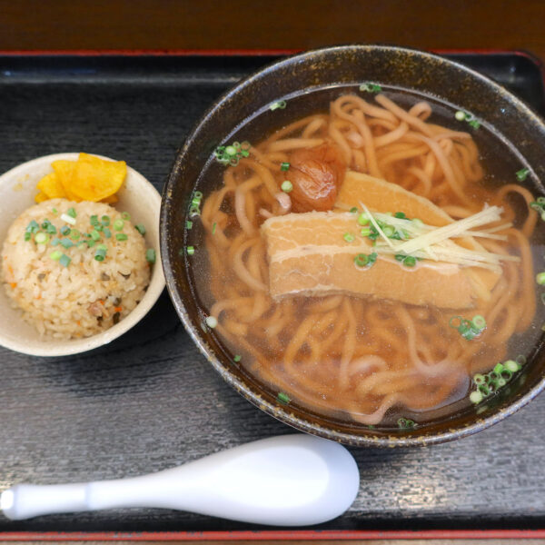 ウメ生麺すば（900円）＋じゅーしぃ（150円）