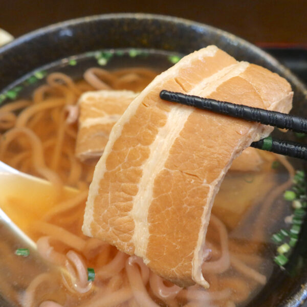 平らな三枚肉
