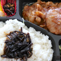 那覇・安謝「粋な魚屋 丸竜鮮魚店」の豚の生姜焼き弁当が食べ応え抜群で美味しかった！