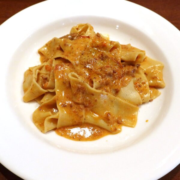 自家製手打ちパスタ パッパルデッレ 県産和牛と豚のミンチ イタリア産ポルチーニ茸のラグーソース