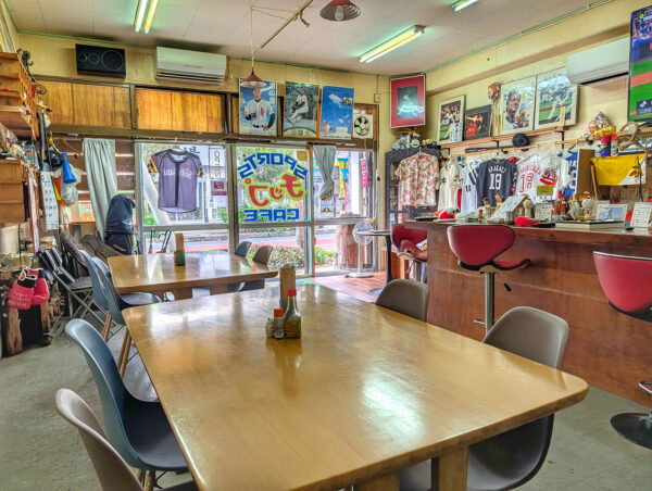 那覇・安里「スポーツカフェ・チップ」 店内