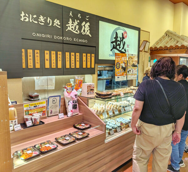 沖縄食糧グループのお店「おにぎり処 越後」