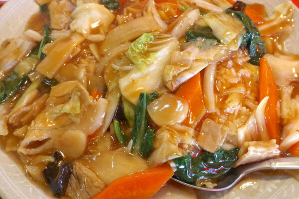 那覇の町中華「あけぼのラーメン」の中華丼にもやっぱりたっぷりお酢をかけて食べる！