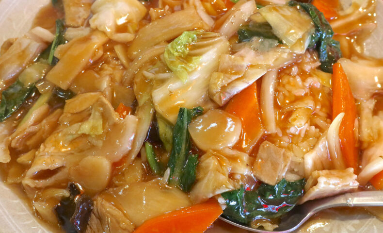 那覇の町中華「あけぼのラーメン」の中華丼にもやっぱりたっぷりお酢をかけて食べる！