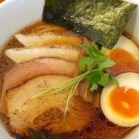 西原「らぁ麺 やな木」でスッキリ醤油味が上品な特製・鶏醤油らぁ麺