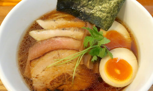 西原「らぁ麺 やな木」でスッキリ醤油味が上品な特製・鶏醤油らぁ麺