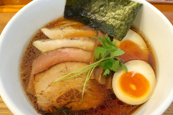 西原「らぁ麺 やな木」でスッキリ醤油味が上品な特製・鶏醤油らぁ麺