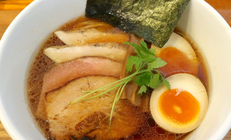 西原「らぁ麺 やな木」でスッキリ醤油味が上品な特製・鶏醤油らぁ麺
