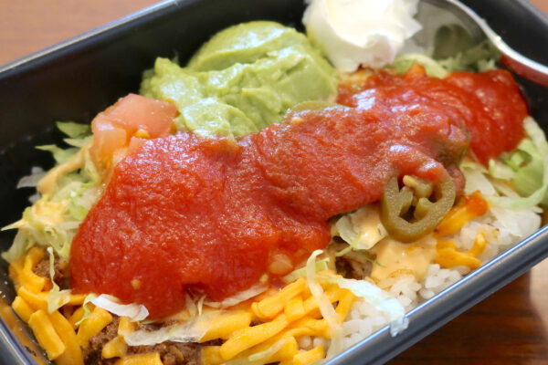 那覇「RuLer’s TACORiCE（ルーラーズ タコライス）」でアボカドタコライス＋ハラペーニョをテイクアウト