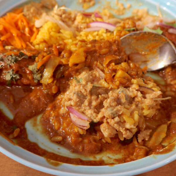 魚貝のスープと鶏豚カレー