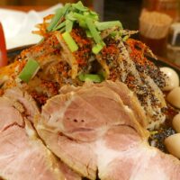 市立病院前「麺処 天神矢」でシビカラ黒ゴマ野菜豚骨・マジムンブラック＋味玉