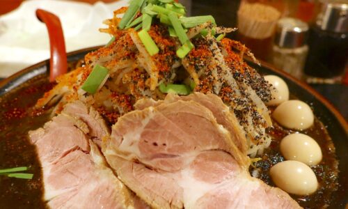 市立病院前「麺処 天神矢」でシビカラ黒ゴマ野菜豚骨・マジムンブラック＋味玉