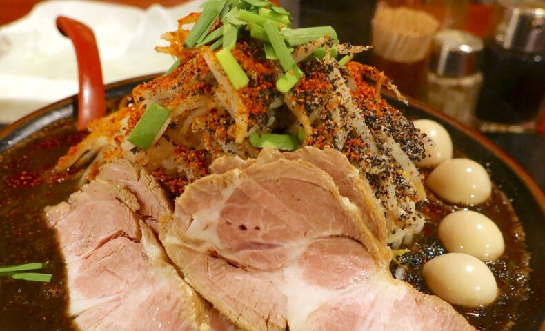 市立病院前「麺処 天神矢」でシビカラ黒ゴマ野菜豚骨・マジムンブラック＋味玉