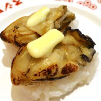 「スシロー」でイチオシメニューの本鮪中とろ（120円）やら炙り牡蠣 バター醤油（360円）やら