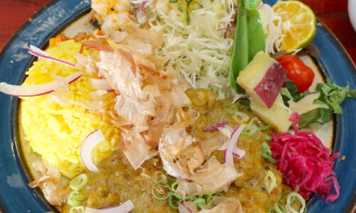 那覇・前島「タマニカレー」であさりとマグロ脳天カレー 副菜付き
