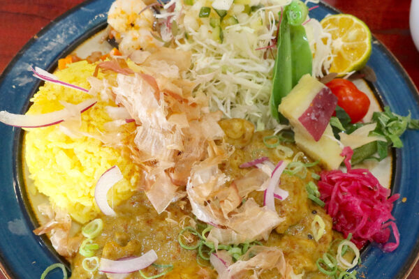 那覇・前島「タマニカレー」であさりとマグロ脳天カレー 副菜付き