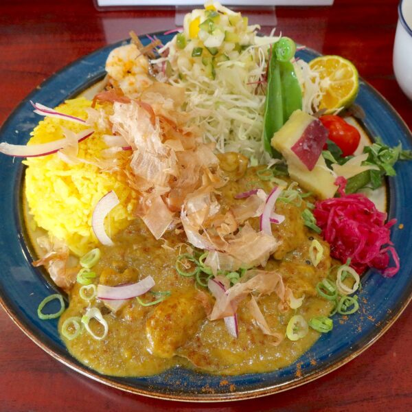 あさりとマグロ脳天カレー 副菜付き（1,300円）