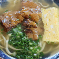浦添「つきしろそば」で軟骨ソーキそば＆プルドポークコロッケ