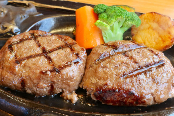 静岡に来たらハンバーグ！「さわやか」のげんこつハンバーグを塩で食べる！