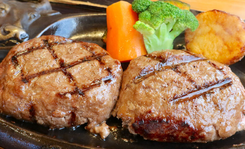 静岡に来たらハンバーグ！「さわやか」のげんこつハンバーグを塩で食べる！