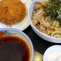 羽田空港第二ターミナル「The Minatoya Lounge」で港屋の冷たい肉そば＆メンチセット