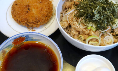 羽田空港第二ターミナル「The Minatoya Lounge」で港屋の冷たい肉そば&メンチセット